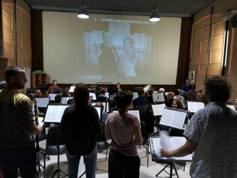 Musiciens en répétition devant l'écran