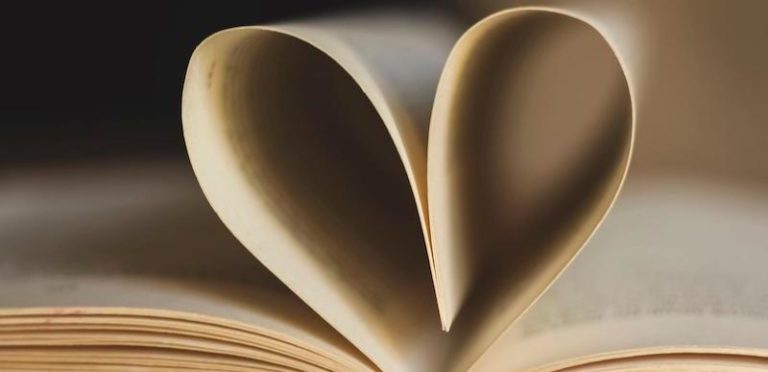 Livre avec ses pages pliées en coeur