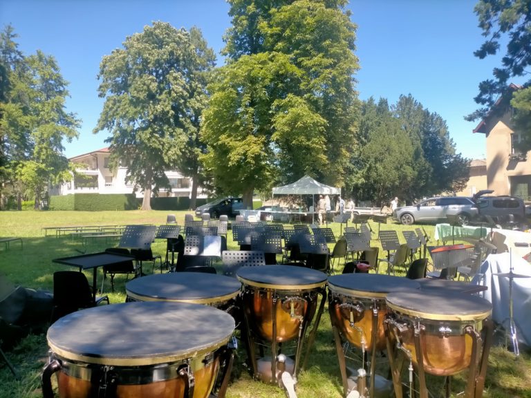 Timbales et pupitres dans le Parc Popy sur l'herbe verte